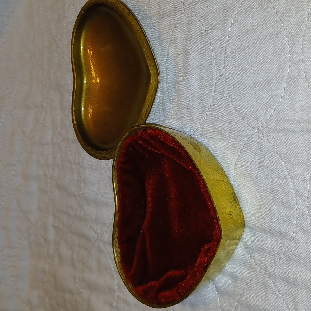 Gold Vintage Heart-Shaped Trinket Box